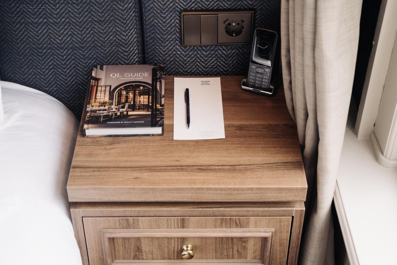 Hotel 717 암스테르담 외부 사진 A bedside table