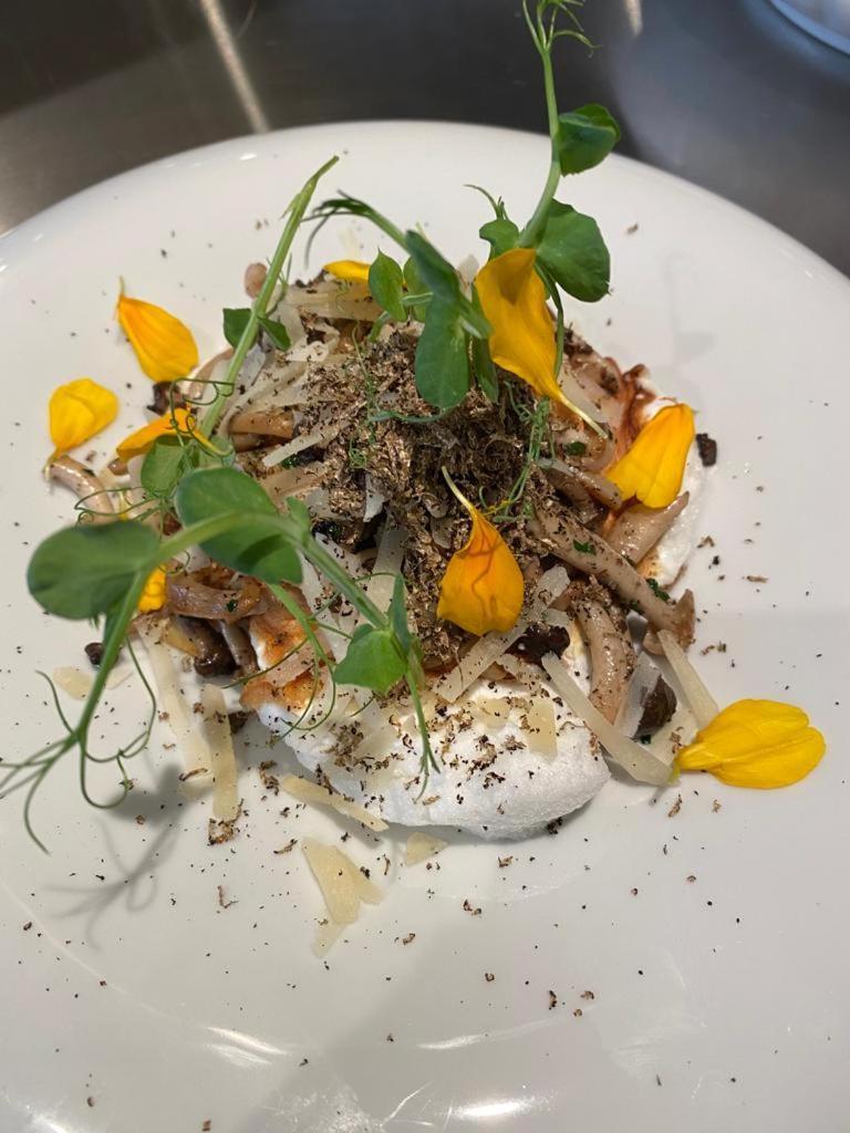 Hotel 717 암스테르담 외부 사진 A dish of goat's cheese with honey and flowers