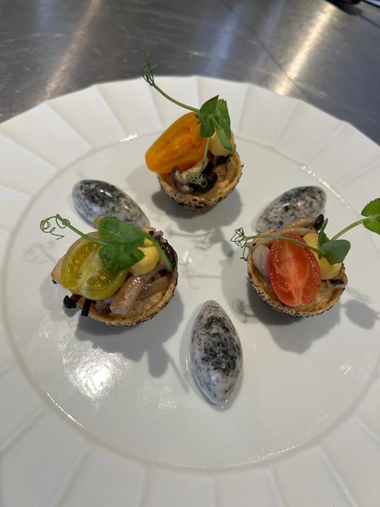 Hotel 717 암스테르담 외부 사진 Quail egg canapés
