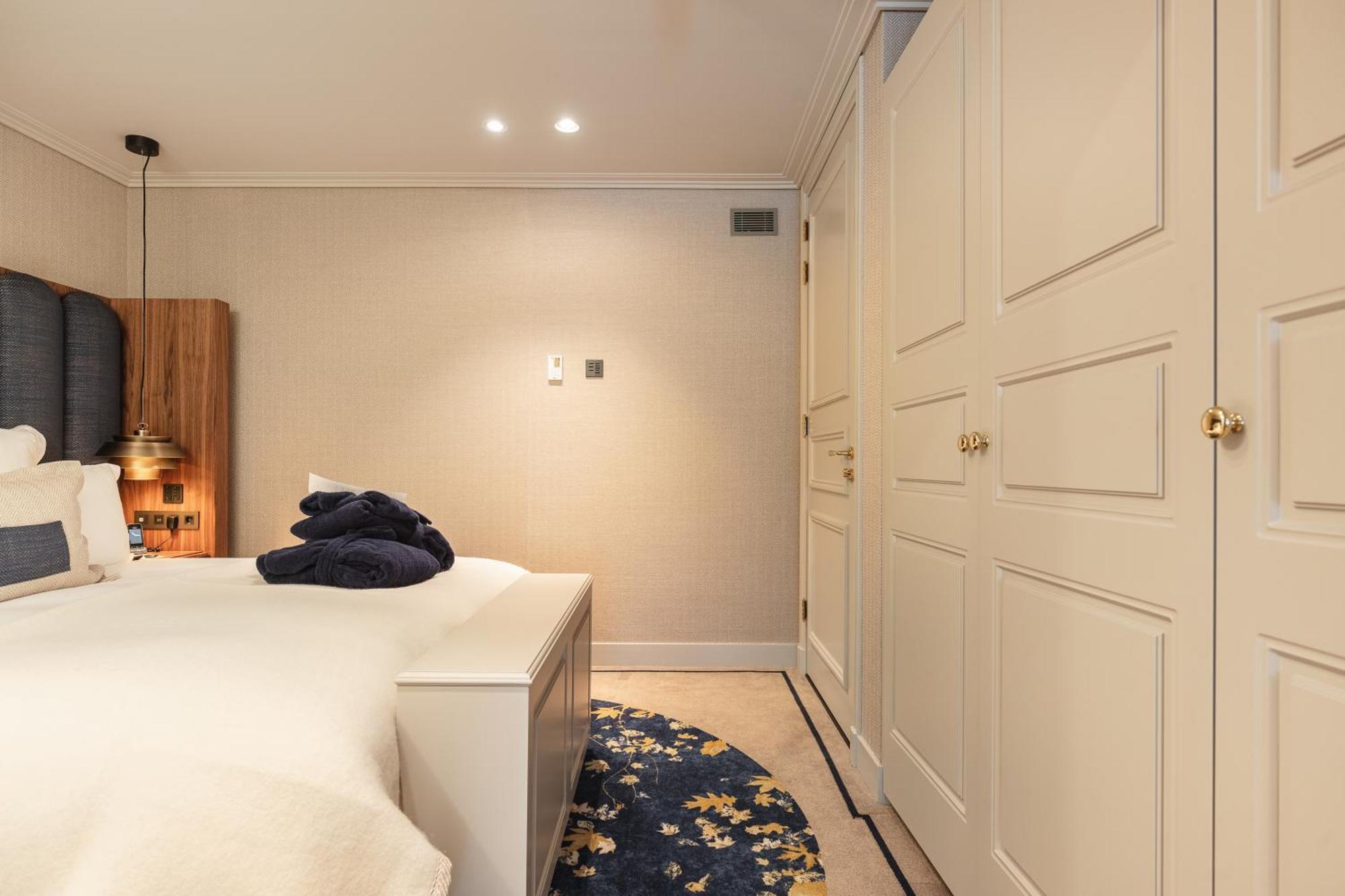 Hotel 717 암스테르담 외부 사진 A bedroom with a built-in wardrobe